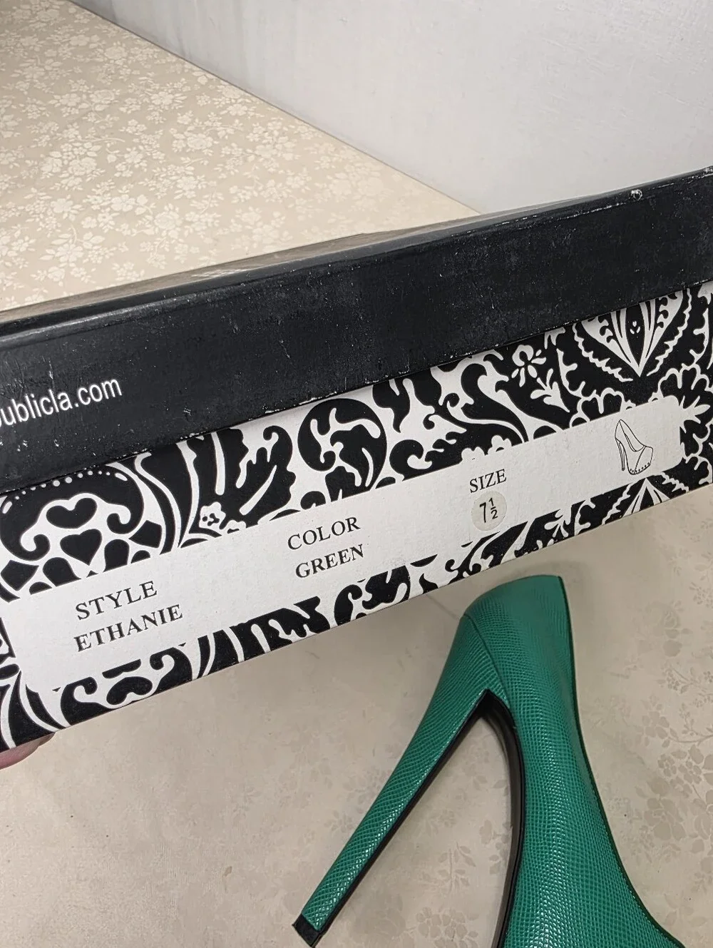 Shoe Republic LA Ethanie Green Gold Platform Stiletto Heels Pumps Studded 7.5